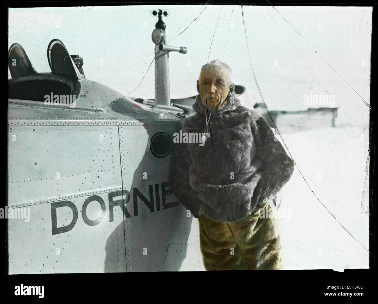 Roald Amundsen i selskinnspels foran et av Dornier Wal-flyene Stock Photo