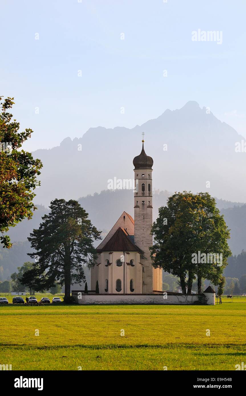 The baroque Coloman Church against the Schwangau Mountains, Schwangau ...