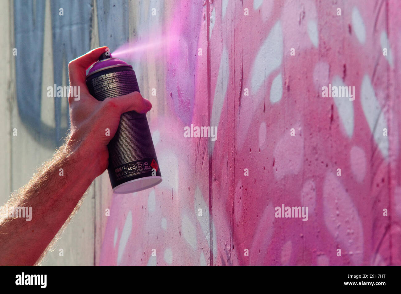 Hand holding spray can graffiti hi-res stock photography and images - Alamy
