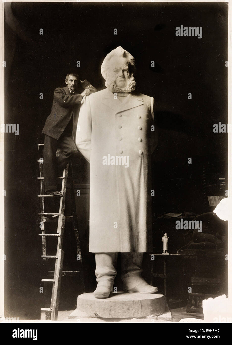 Stephan Sinding med utkast til Ibsen-statue, 1898 Stock Photo