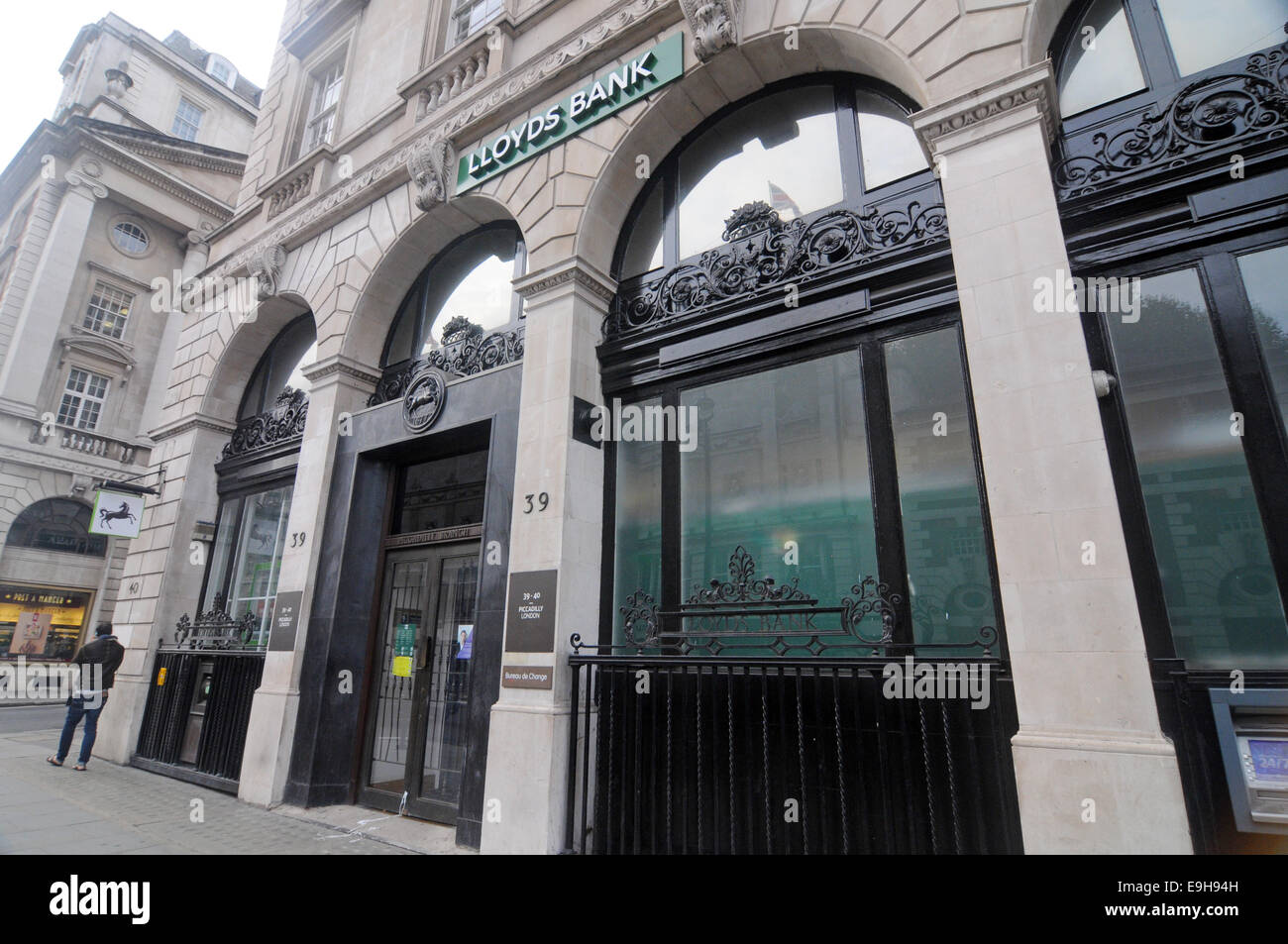 London, UK. 28th October, 2014. 9,000 jobs to go at Lloyds Bank as taxpayer backed bank cuts a tenth of its workforce and shuts 150 branches as it says more people bank online. Credit:  JOHNNY ARMSTEAD/Alamy Live News Stock Photo