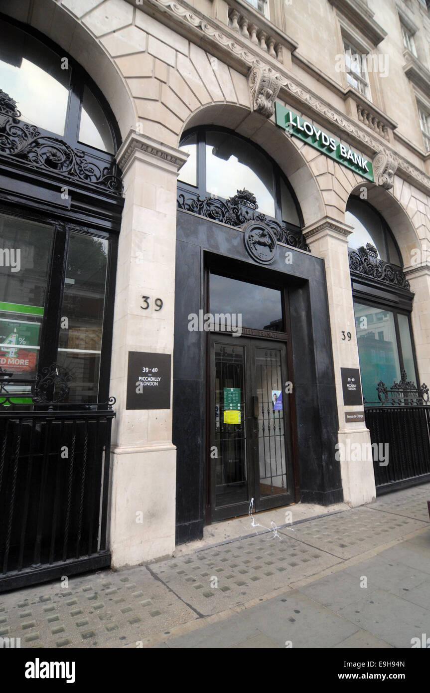 London, UK. 28th October, 2014. 9,000 jobs to go at Lloyds Bank as taxpayer backed bank cuts a tenth of its workforce and shuts 150 branches as it says more people bank online. Credit:  JOHNNY ARMSTEAD/Alamy Live News Stock Photo