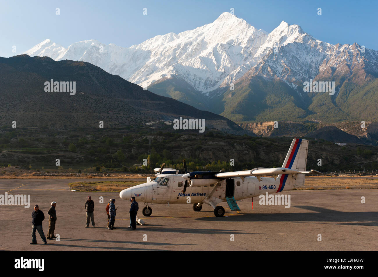 Propeller aircraft DHC-6 Twin Otter at Jomsom airport, behind the snow-capped mountain Nilgiri North, Lower Mustang, Nepal Stock Photo