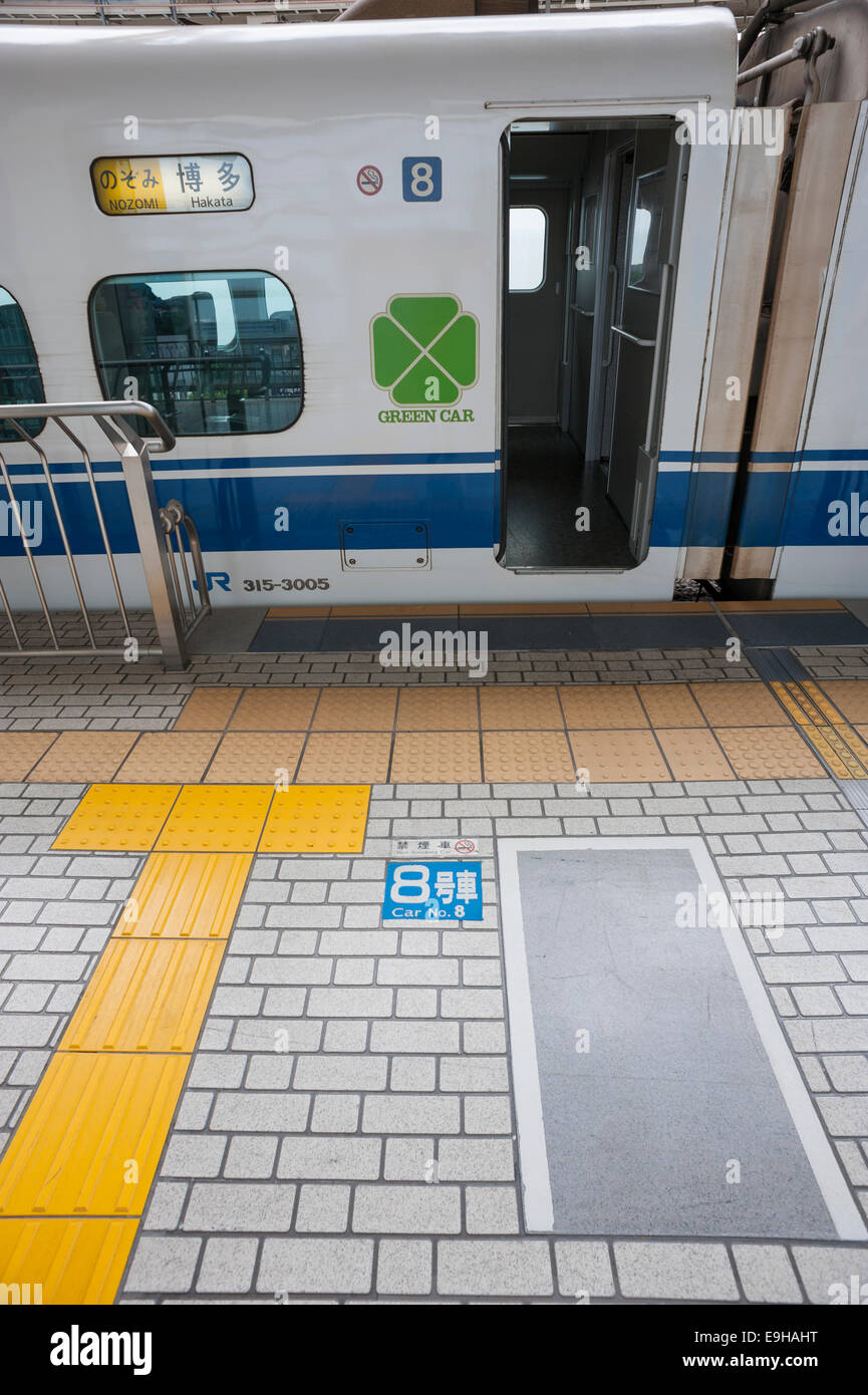 Japanese platform markings hi-res stock photography and images - Alamy