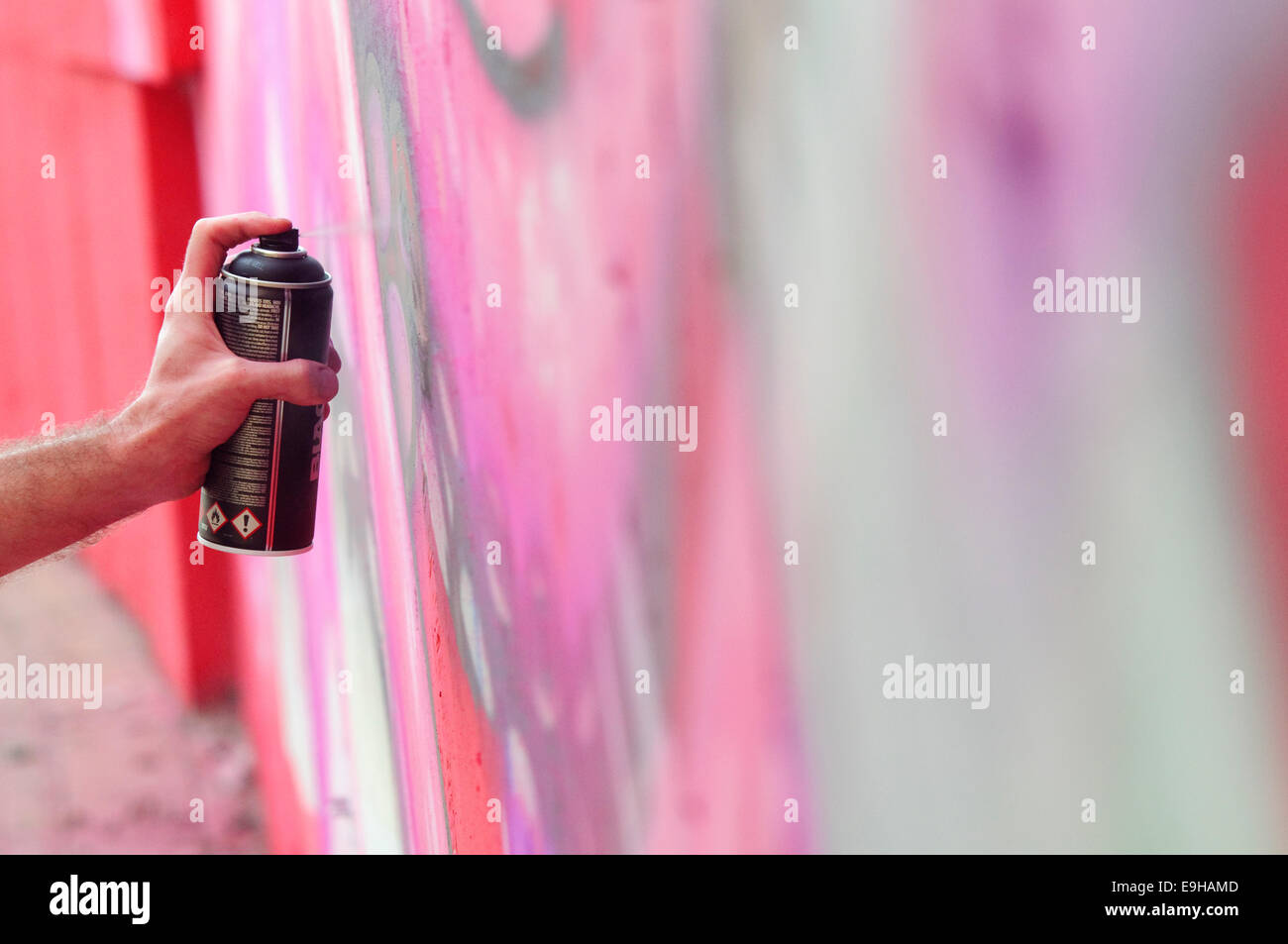 Hand holding spray can graffiti hi-res stock photography and images - Alamy