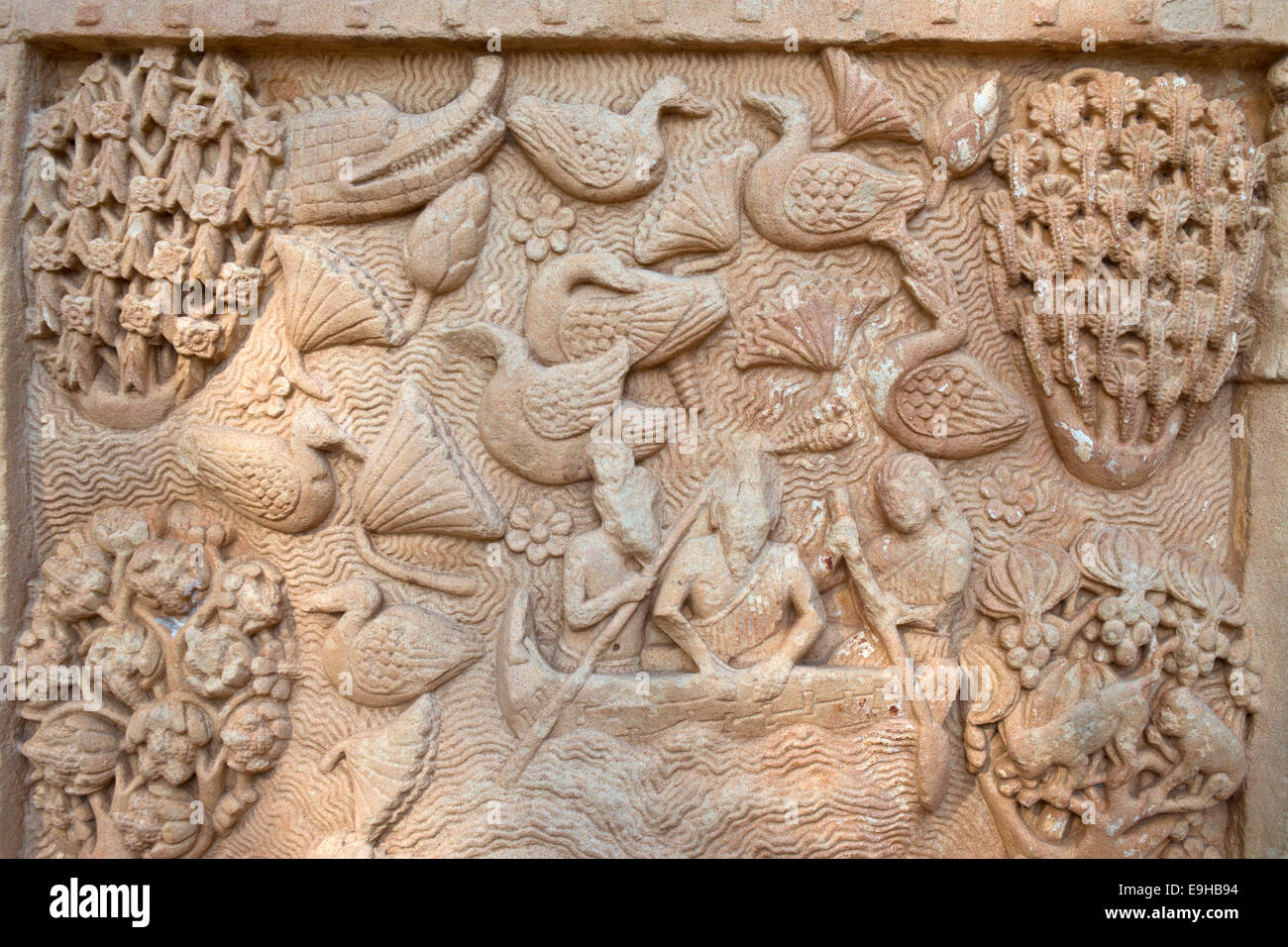 Frieze, relief, depicting birds and scenes from the life of Buddha, Mauryan dynasty, Stupa of Sanchi, UNESCO World Heritage Site Stock Photo