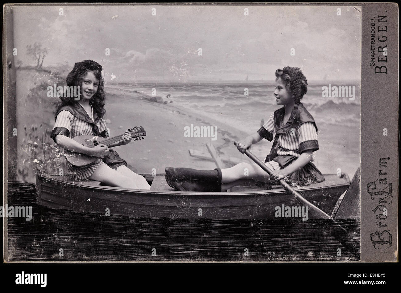 To uidentifiserte jenter i en robåt Stock Photo