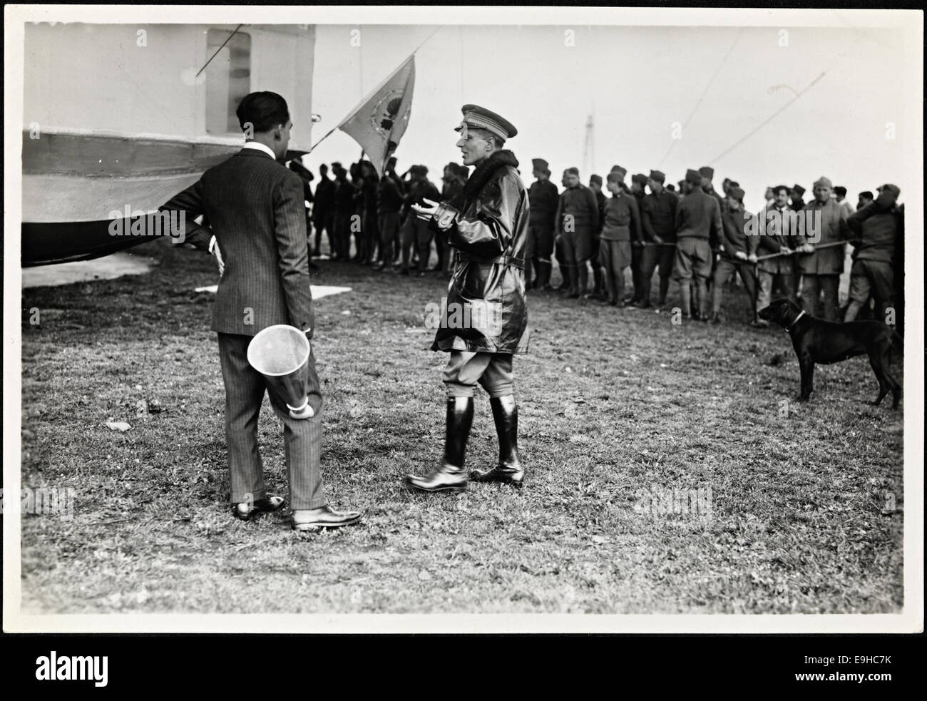 Umberto Nobile foran en luftskipsgondol på Ciampino-flyplassen, 1926 Stock Photo