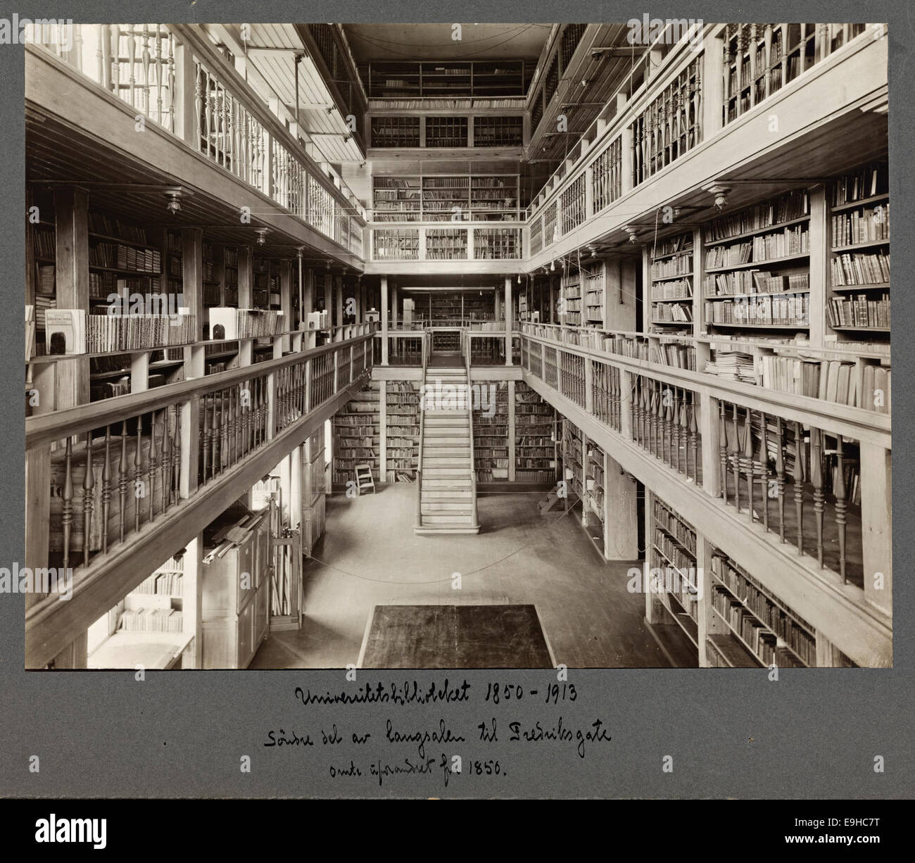 Universitetsbiblioteket 1850-1913 : søndre del av langsalen til Fredriksgate Stock Photo
