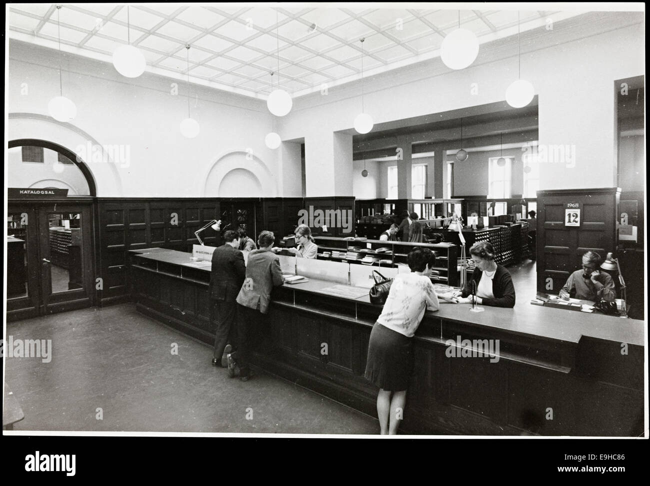 Utlånet ved Universitetsbiblioteket, 1968 Stock Photo