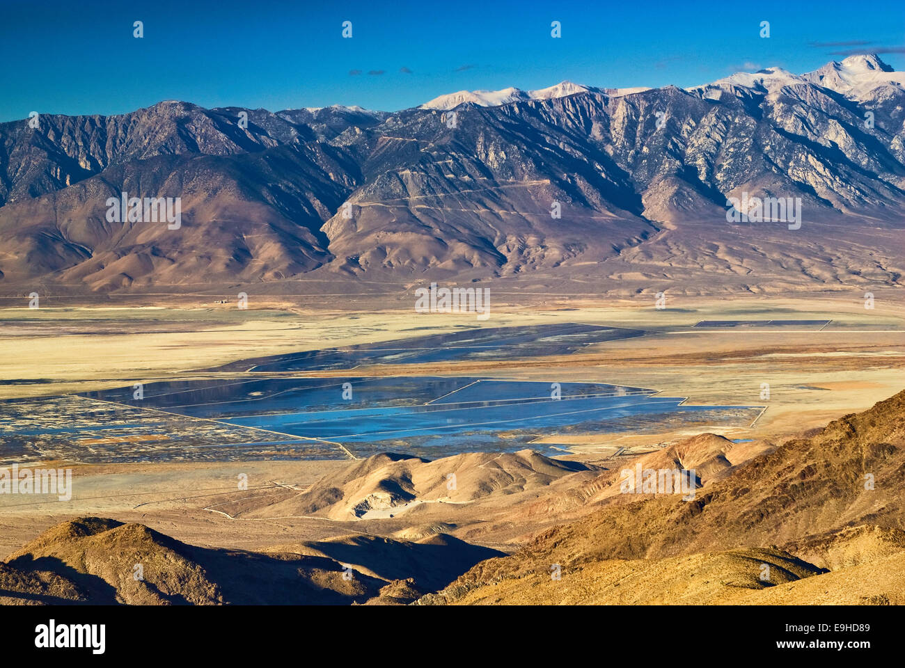 Owens Lake and Eastern Sierra Nevada seen across Owens Valley from Cerro Gordo Road in Inyo Mtns at sunrise, California, USA Stock Photo