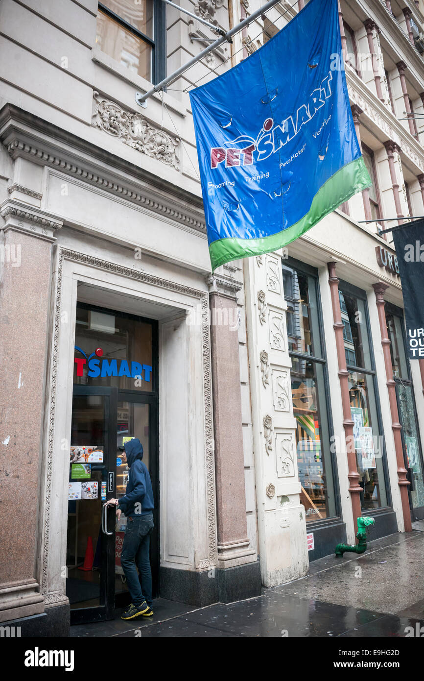 A PetSmart store in the Noho neighborhood of New York Stock Photo Alamy
