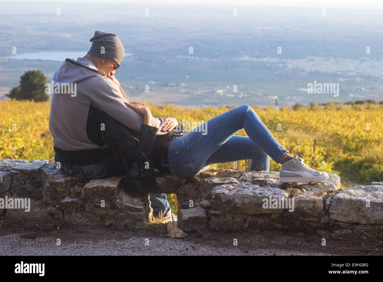 Kissing couple silhouette hi-res stock photography and images - Alamy