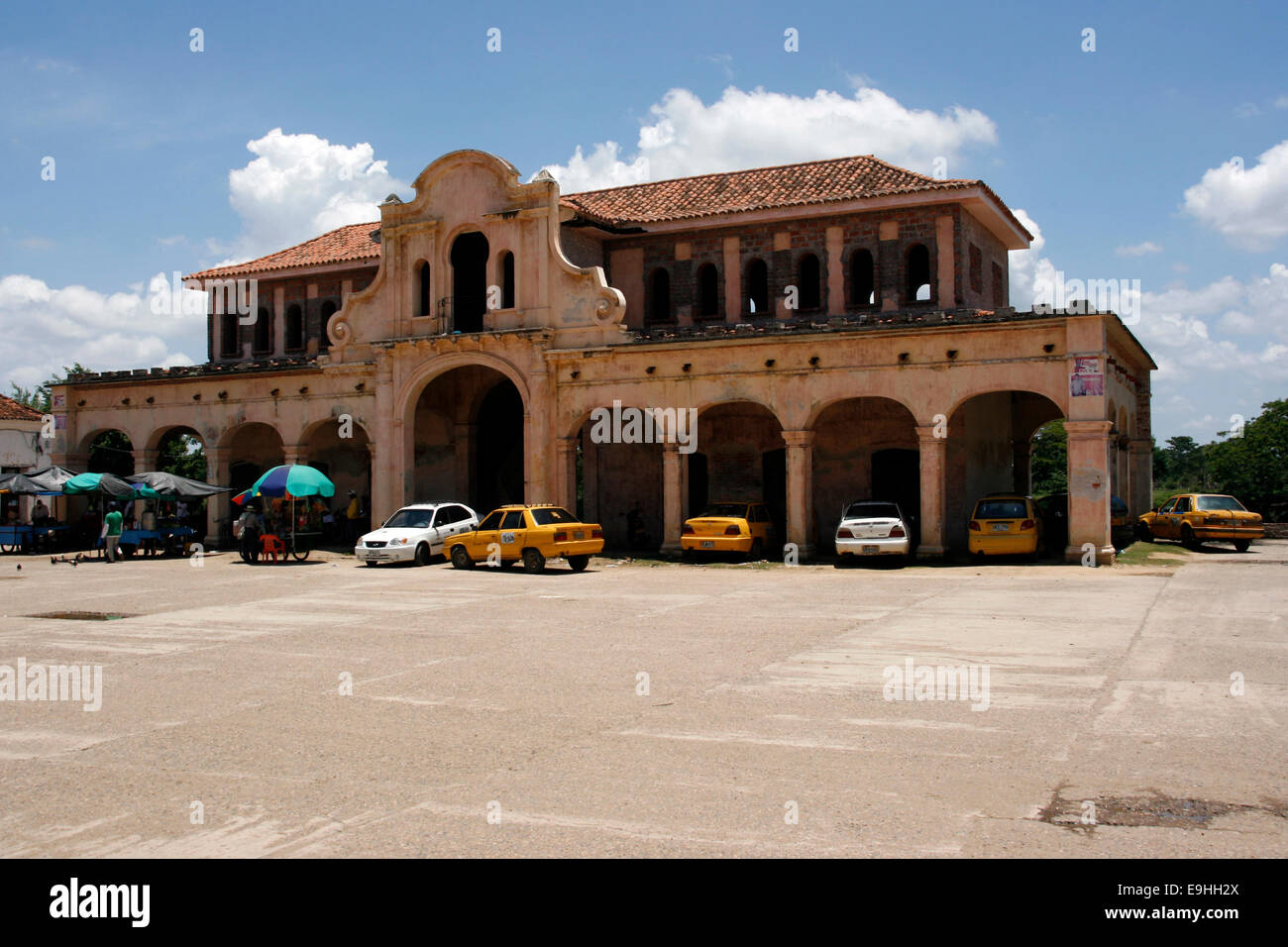 Taxis wait in the Plaza de la Concepcion in Santa Cruz de Mompox, Colombia Stock Photo