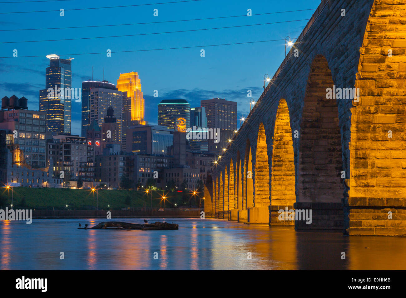 Stone arch bridge night hi-res stock photography and images - Alamy