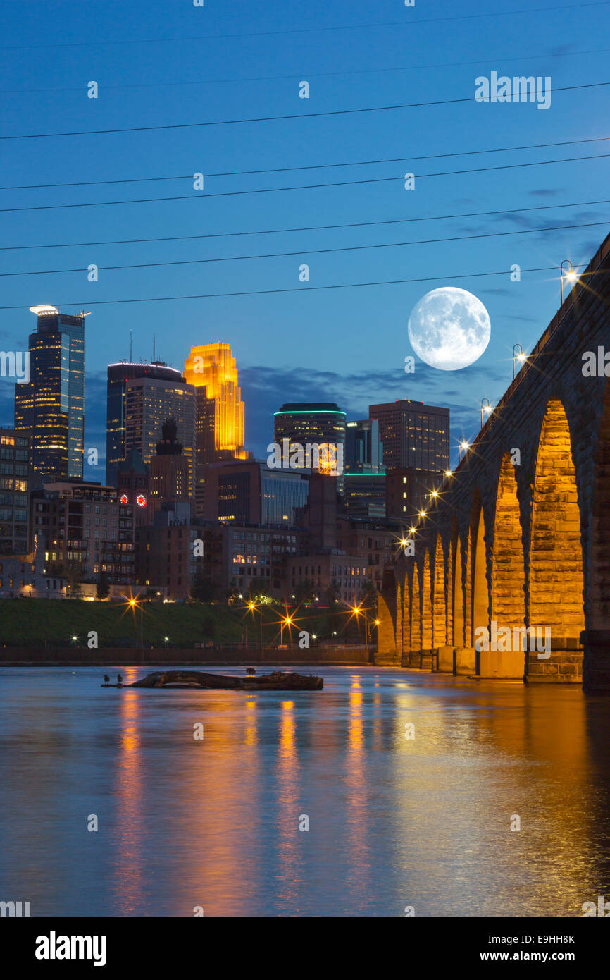 STONE ARCH BRIDGE MISSISSIPPI RIVER MINNEAPOLIS MINNESOTA USA Stock Photo