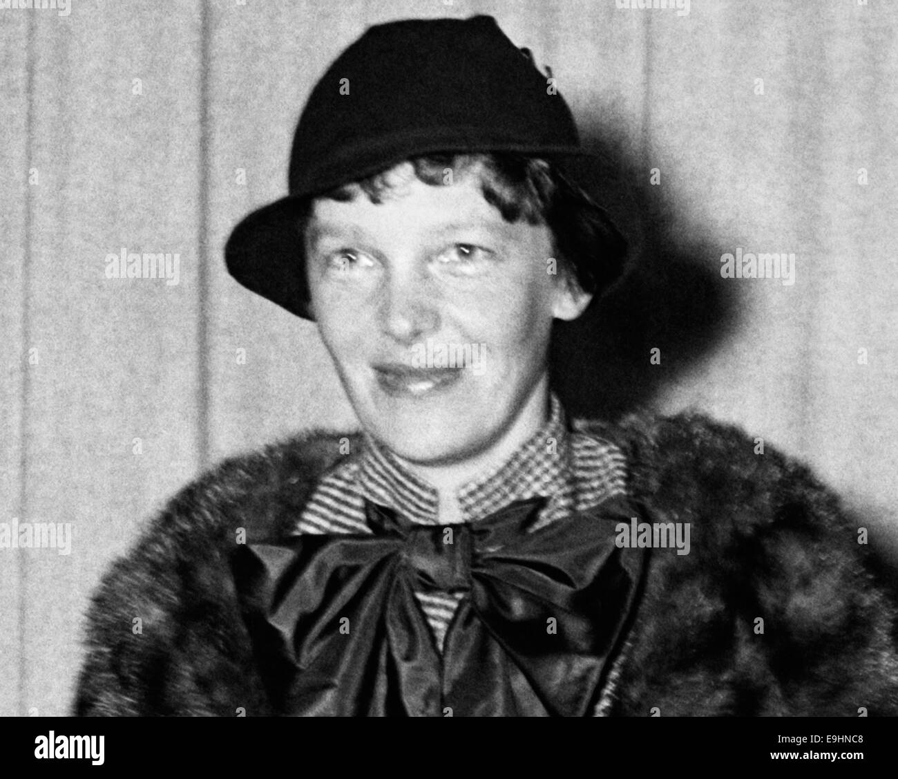 Vintage photo of American aviation pioneer and author Amelia Earhart (1897 – declared dead 1939) – Earhart and her navigator Fred Noonan famously vanished in 1937 while she was trying to become the first female to complete a circumnavigational flight of the globe. Photo taken in 1935. Stock Photo