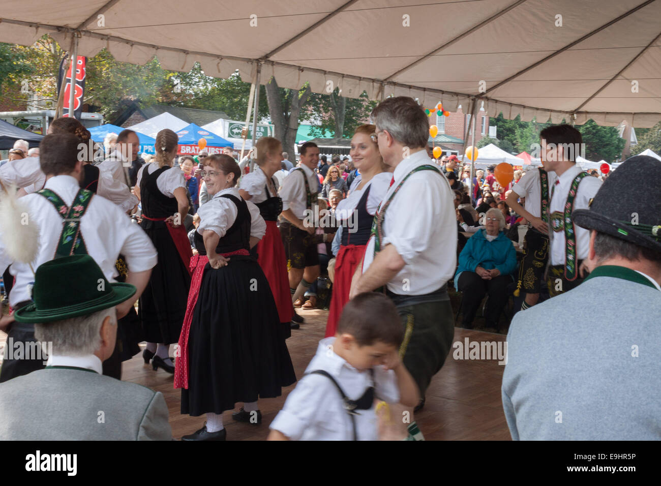 Oktoberfest dancing hires stock photography and images Alamy