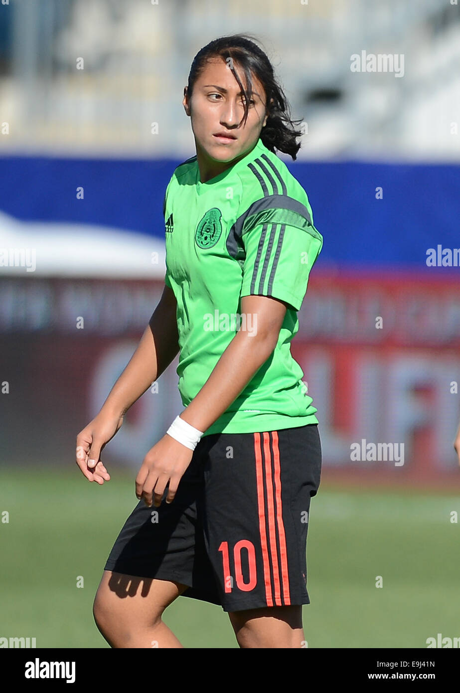 Chester, PA, USA. 26th Oct, 2014. 20141026 - Mexico midfielder Sandra Stephany Mayor (10) warms up before the third-place game against Trinidad and Tobago in CONCACAF women's World Cup qualifying at PPL Park in Chester, Pa. © Chuck Myers/ZUMA Wire/Alamy Live News Stock Photo
