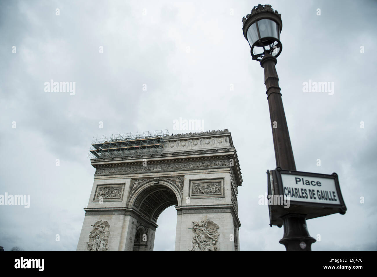 images of the arch de triomphe in frances capital city paris in spring Stock Photo