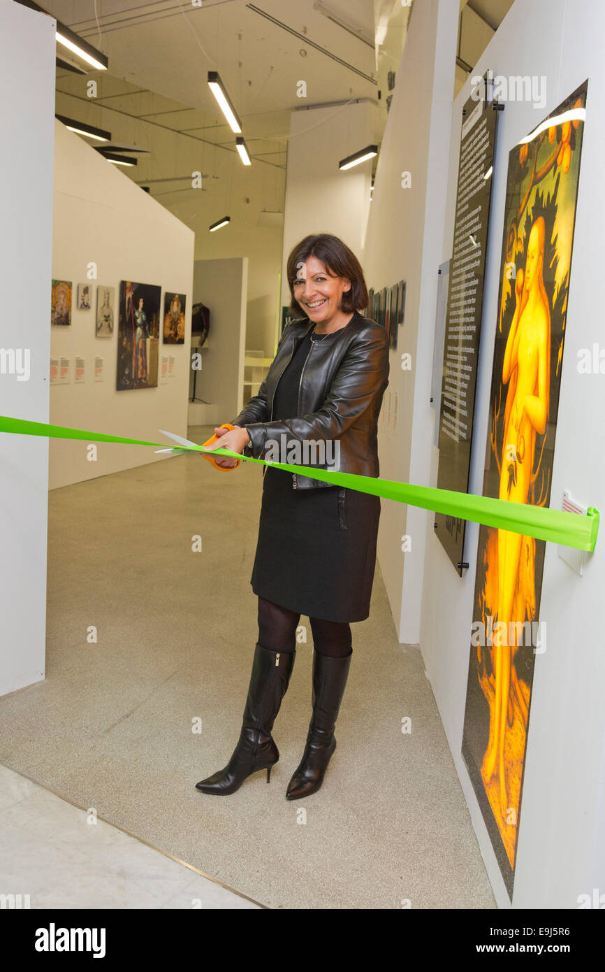 Anne Hidalgo, Mayor of Paris, opens the exhibition "Women Fashion Power" at  the Design Museum, London Stock Photo - Alamy