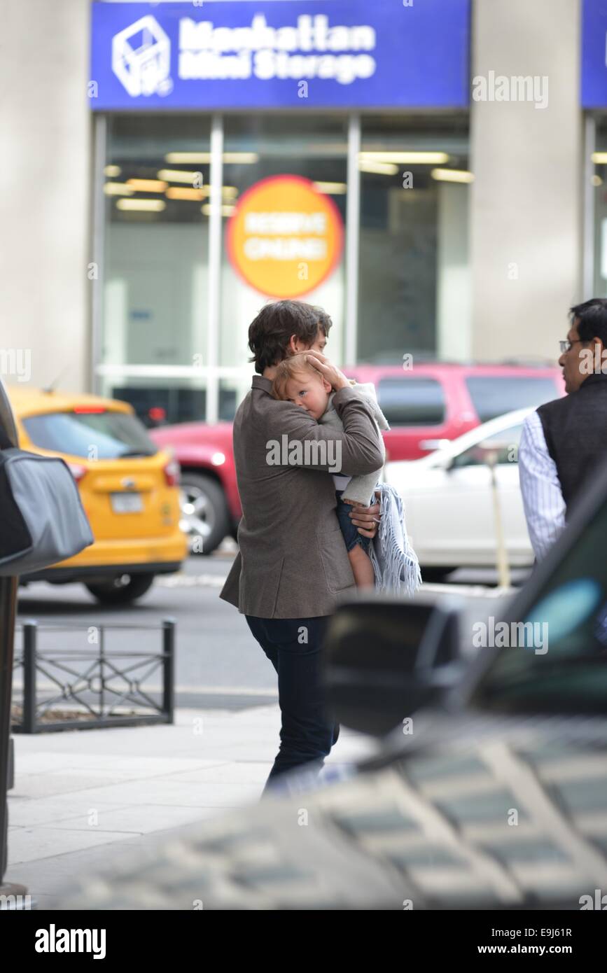 Claire Danes steps out in Soho carrying a City Mini GT stroller Featuring: Hugh  Dancy,Cyrus Dancy Where: Manhattan, New York, United States When: 25 Apr  2014 Stock Photo - Alamy, image size:867x1390