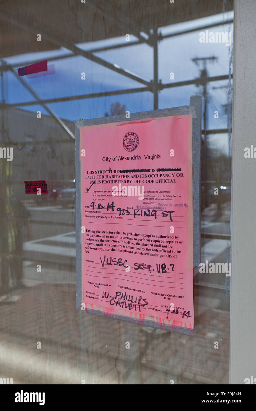 Failed building safety inspection notice on front door - Alexandria, Virginia USA Stock Photo