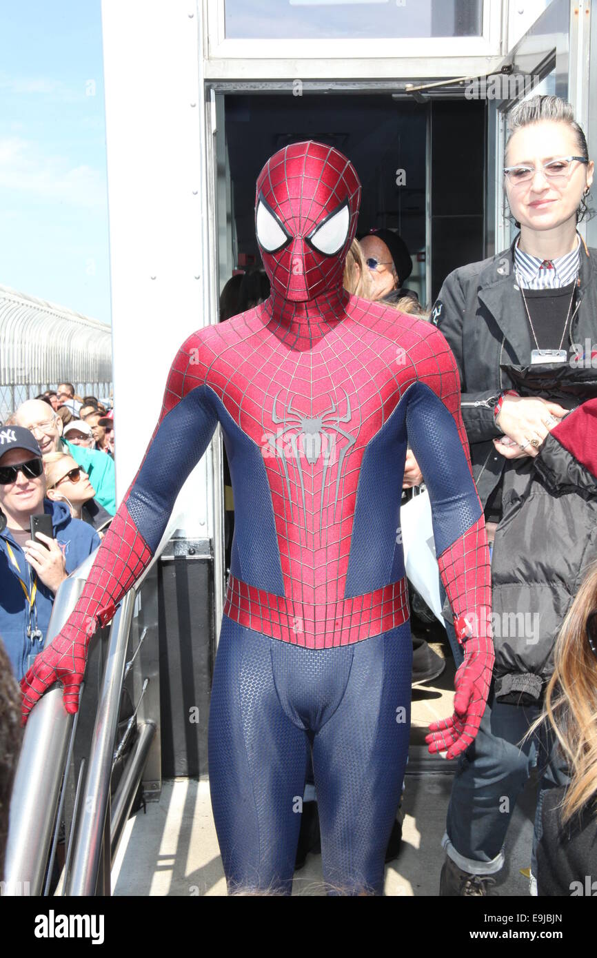 The cast of 'The Amazing Spider-Man 2' light the Empire State Building  Featuring: Spider Man Where: NYC, New York, United States When: 26 Apr 2014  Stock Photo - Alamy