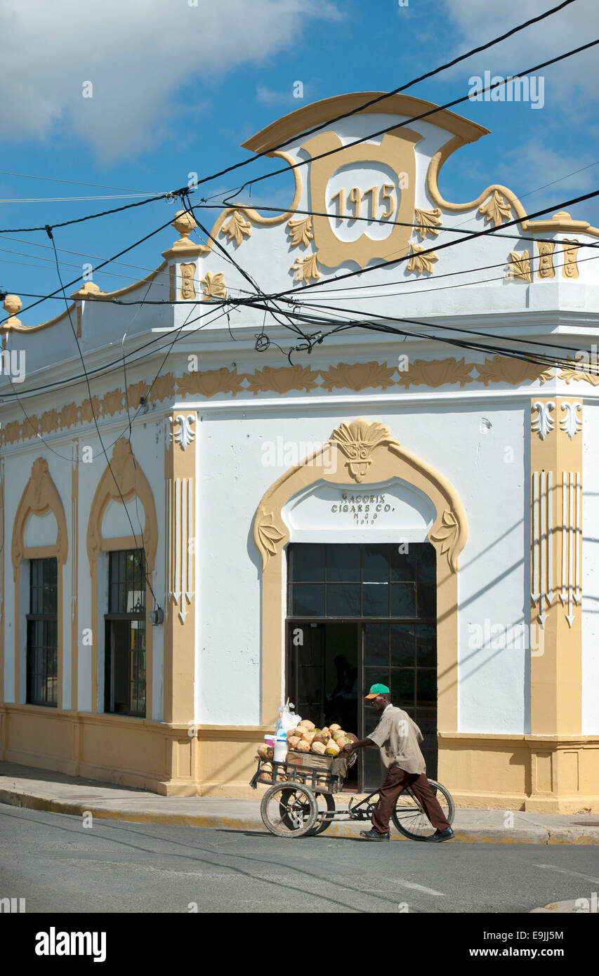 Dominikanische Republik, Osten, San Pedro de Macoris, Zigarrenfabrik Macoris Cigars, Ecke Avenida Francisco Dominguez Charro / C Stock Photo