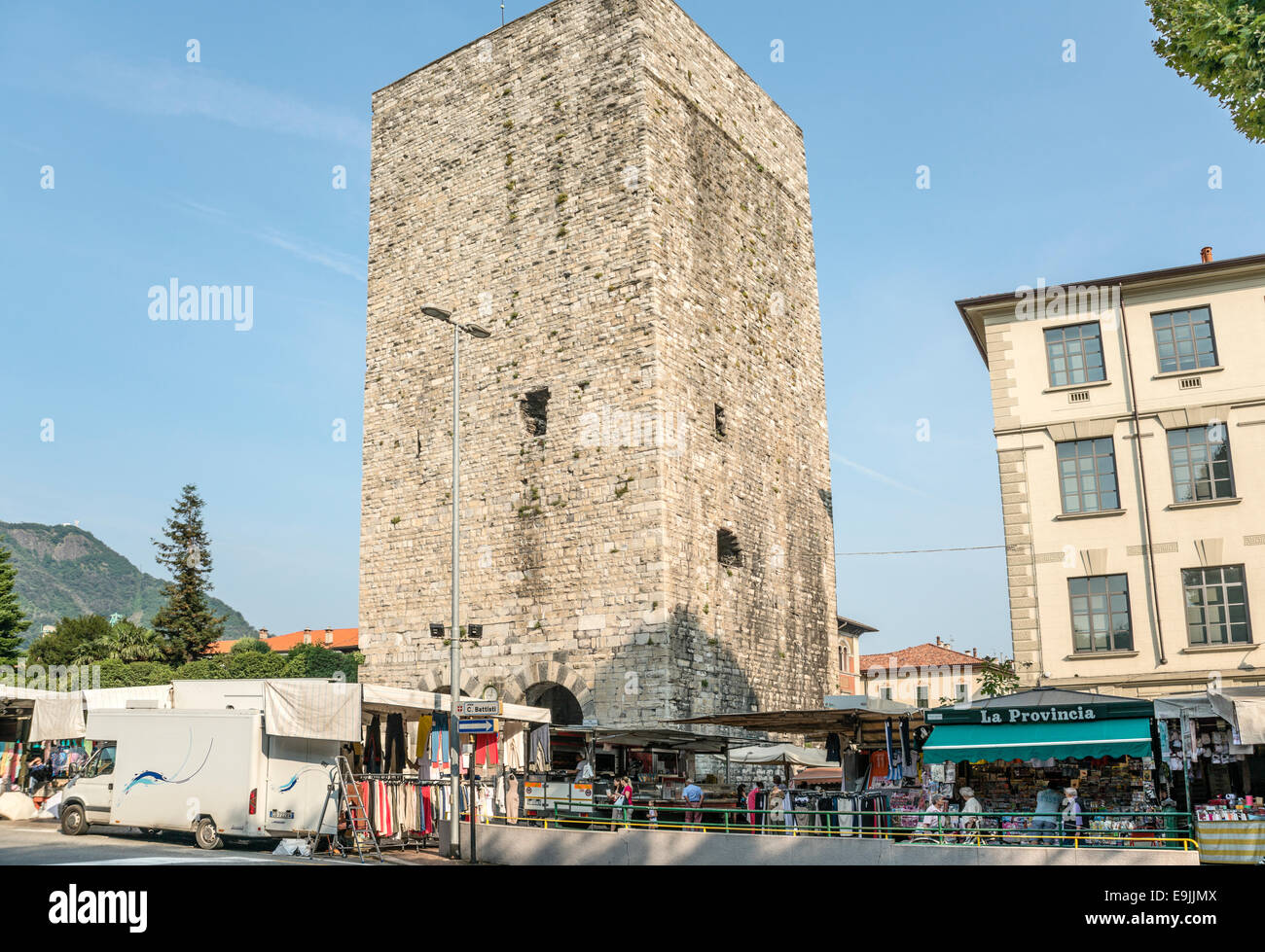 Market in front of Porta Torre city gate in Como, Lombardy, Italy | Markt vor dem Porta Torre Stadttor, Como, Lombardei, Italien Stock Photo