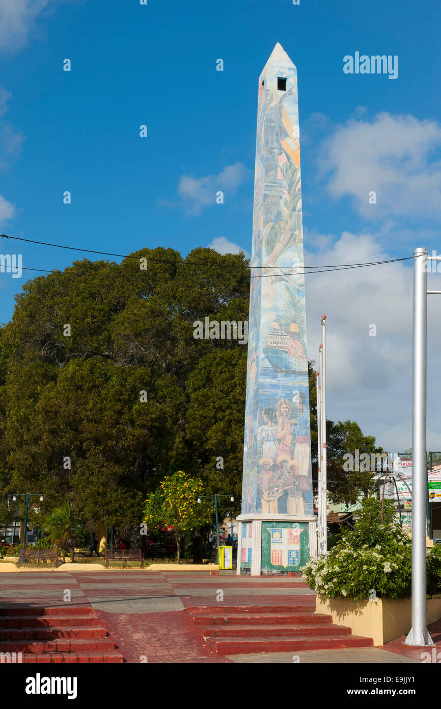 Dominikanische Republik, Osten, La Romana, Obelisk an der Avenida Libertad Stock Photo