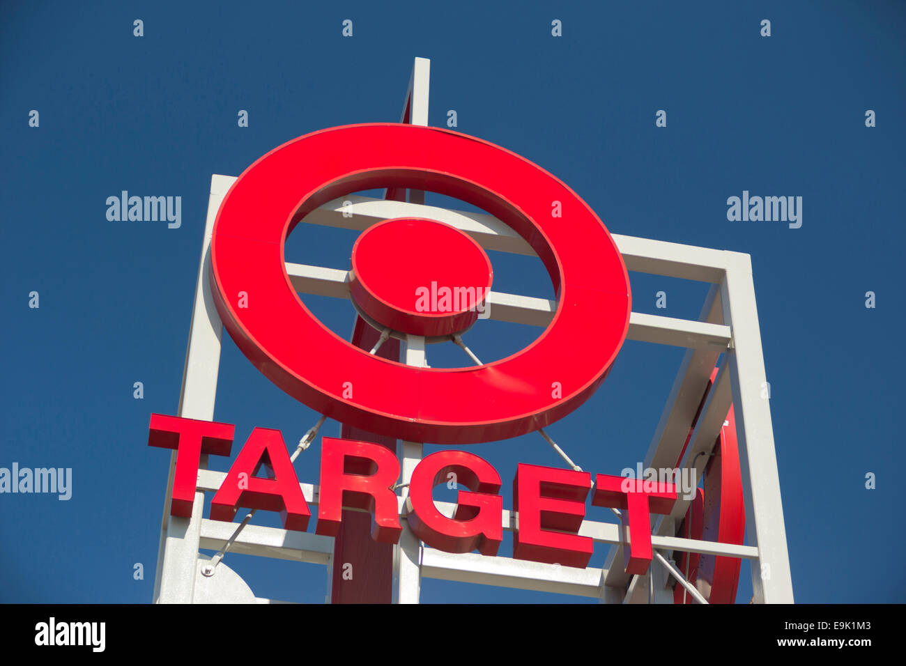 TARGET STORE SIGN (©TARGET CORP 1995) CLEVELAND OHIO USA Stock Photo ...