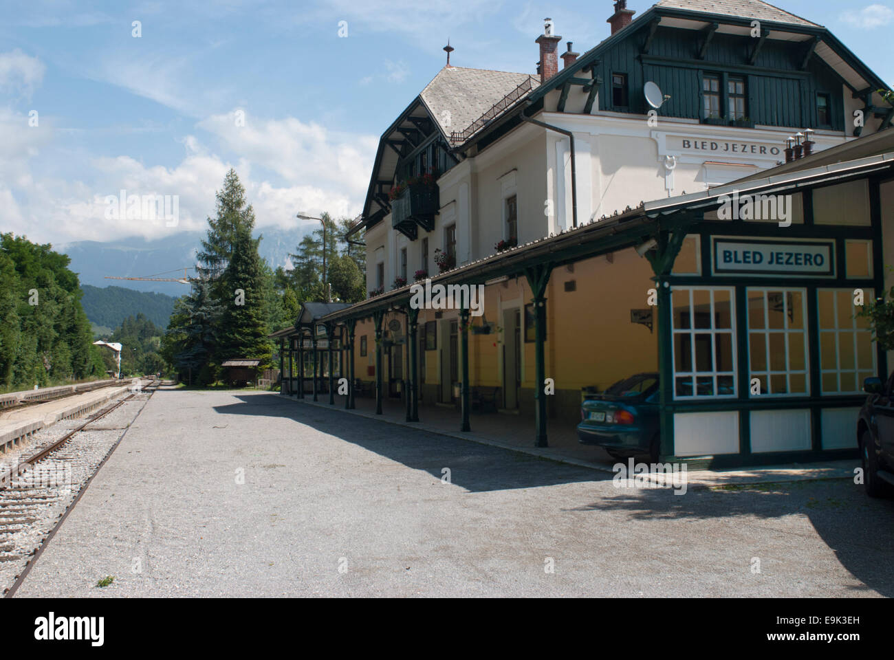 opschorten Bijzettafeltje lichtgewicht Bled Jezero railway station, Bled, Slovenia Stock Photo - Alamy