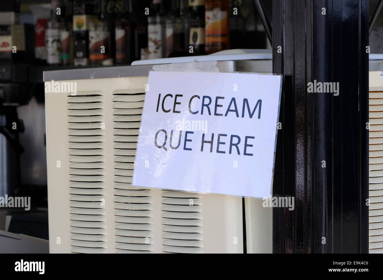 A spelling mistake on a notice - 'Que' should be 'Queue' Stock Photo