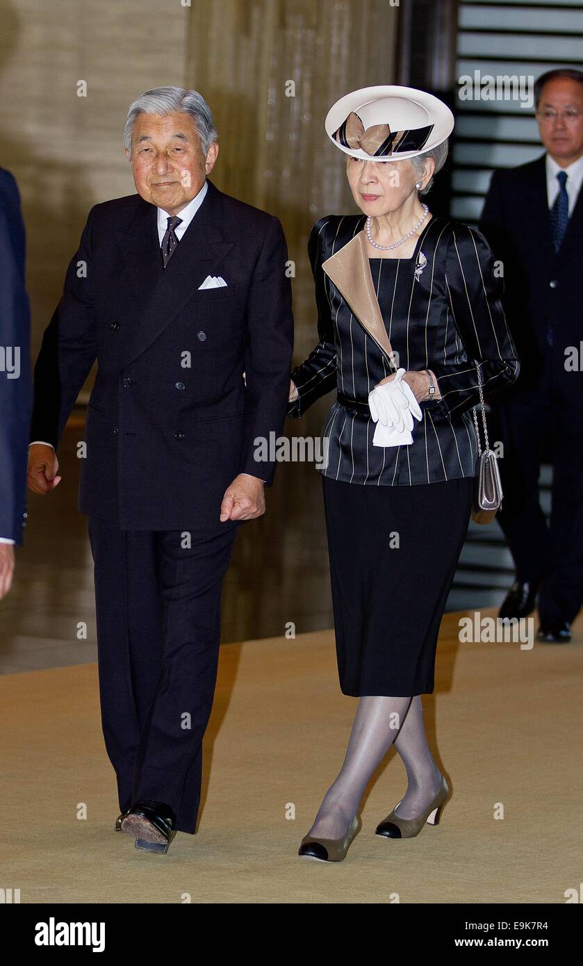 Tokyo, Japan. 29th Oct, 2014. Emperor Akihito and Empress Michiko of Japan arrive at the Imperial Palace in Tokyo, Japan, 29 October 2014. The Dutch King and Queen visit Japan for an three day state visit from 29 till 31 October. Credit:  dpa picture alliance/Alamy Live News Stock Photo