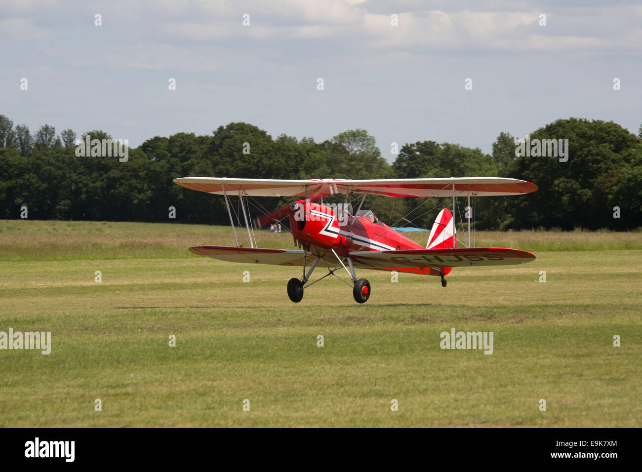Aeroplane landing on grass hi-res stock photography and images - Alamy