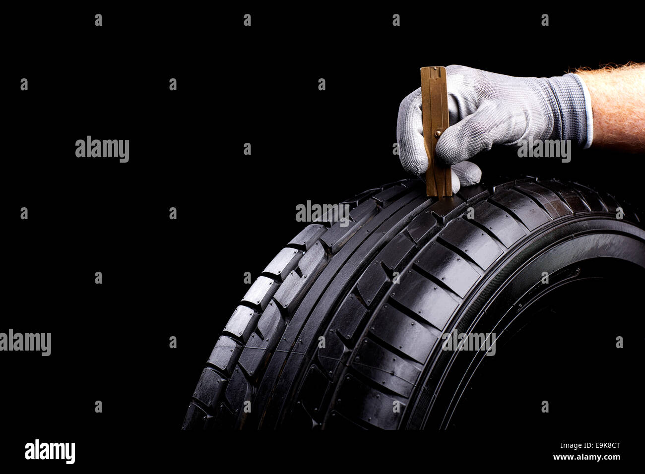 Profil messen mit masstab am Auto Reifen Stock Photo