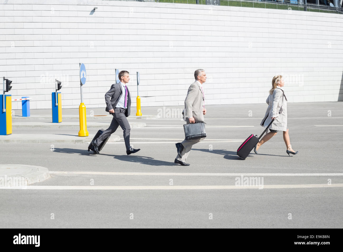 Women walking side view hi-res stock photography and images - Alamy
