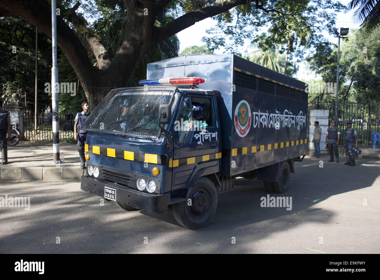 Dhaka, Bangladesh. 29th Oct, 2014. The prison van holding Jamaat-e-Islami chief Motiur Rahman Nizami is driven into prison this evening. The special tribunal in Bangladesh on Wednesday sentenced the leader of the country's largest Islamist party to death for his role in the Bangladesh liberation war against Pakistan in 1971. Dhaka, Bangladesh Credit:  Suvra Kanti Das/ZUMA Wire/ZUMAPRESS.com/Alamy Live News Stock Photo