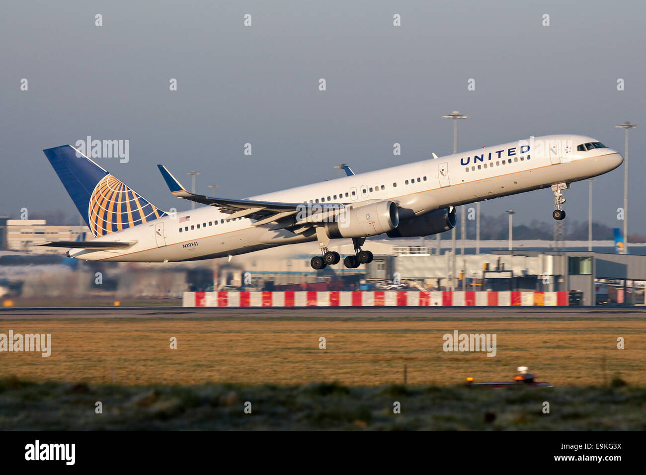 United Airlines Boeing 757-200 climbs away from runway 05L at Manchester Airport. Stock Photo