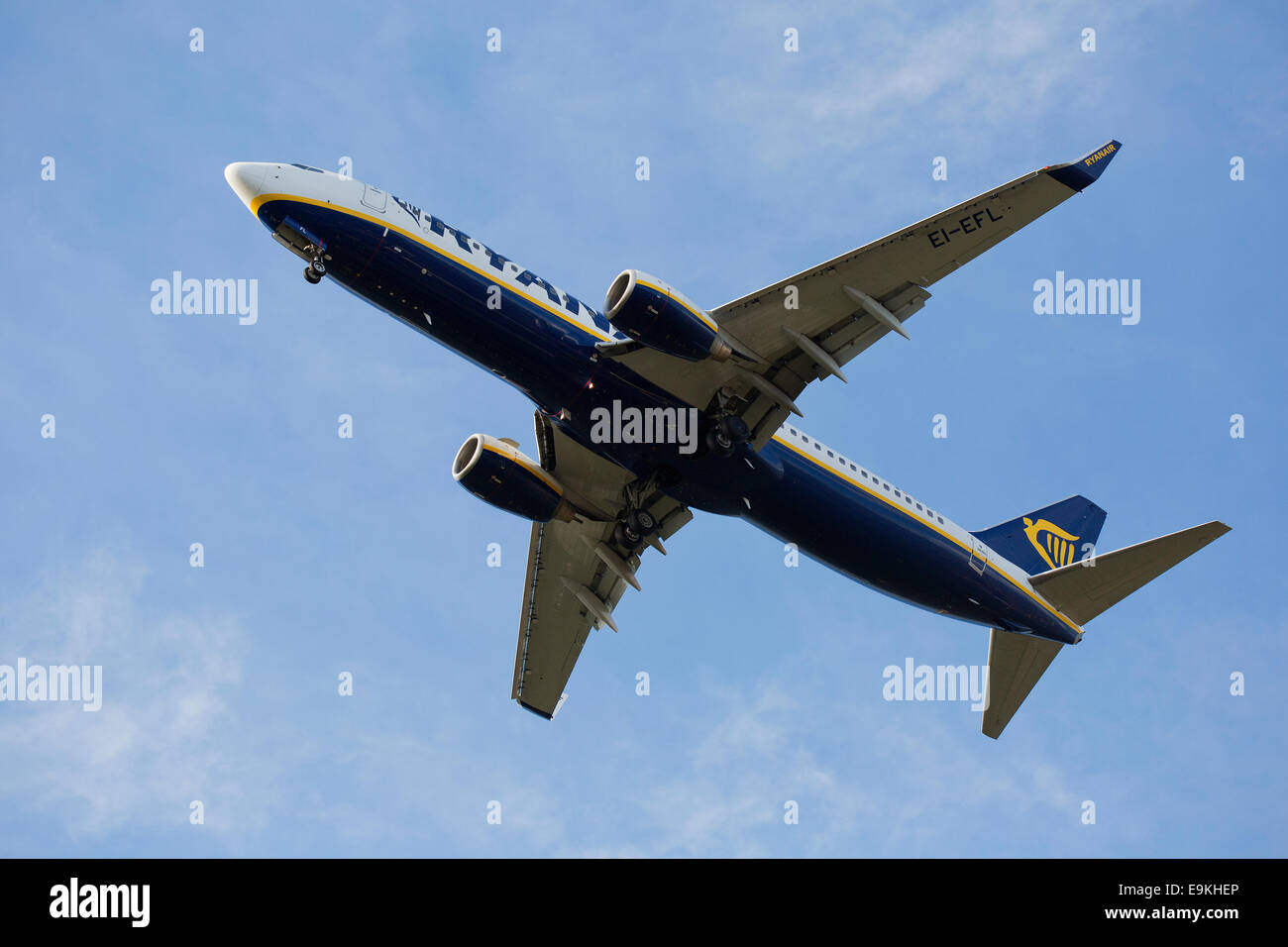 Boeing 737-8AS (WL) EI-EFL Ryanair on approach to land at Manchester Airport Stock Photo