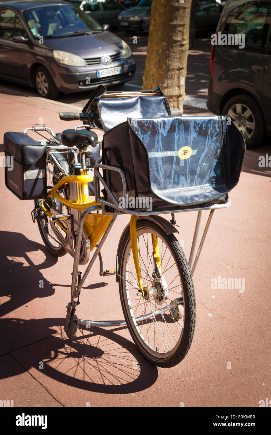La Poste postmans bicycle with outrigger stabilisers Stock Photo