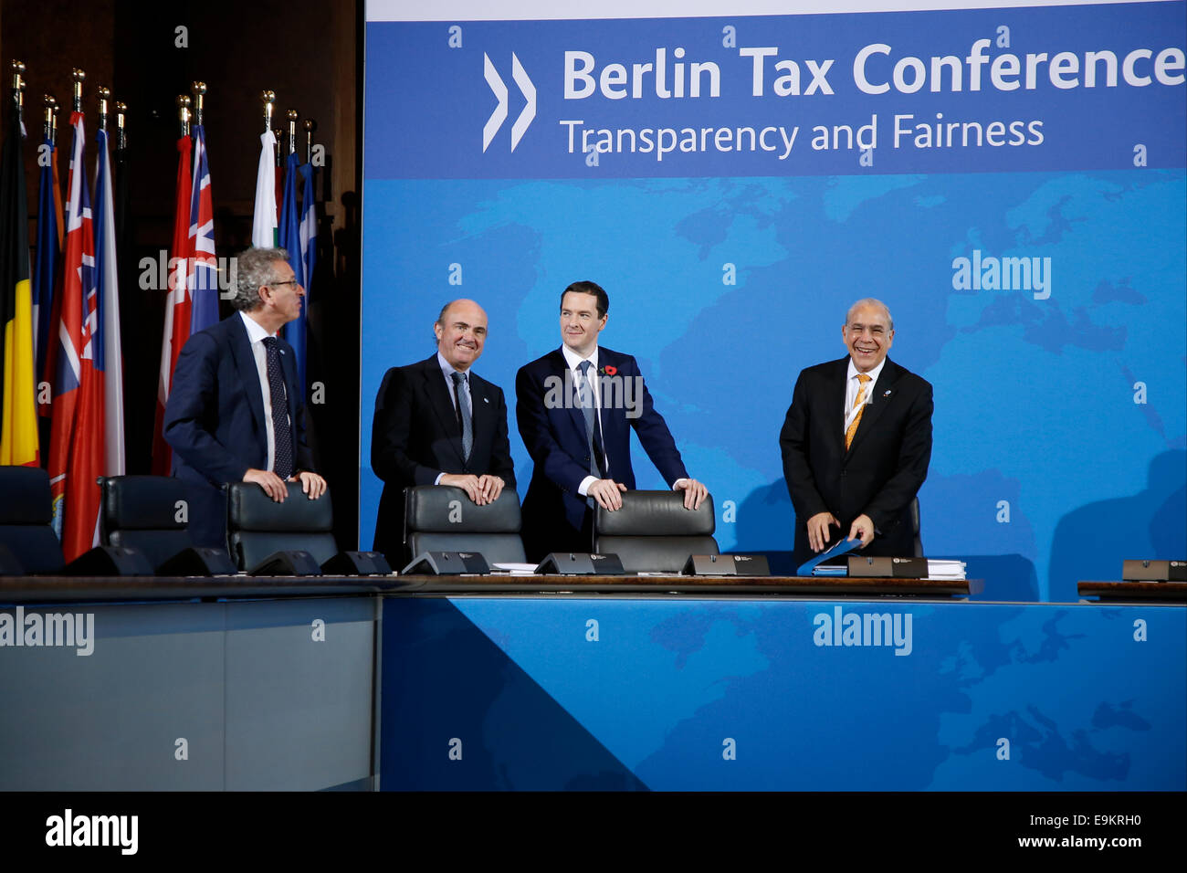 Berlin, Germany. 29th October, 2014. signing of the international agreement over automatic information exchange. At the annual meeting 2014, finance ministers from a large number of states have sign an international agreement on the automatic exchange of information that will significantly advance the fight against tax evasion. German Ministery of Finance. / Picture:  Luis de Guindos, Spanish Minister of Economy and Competitiveness, George Osborne, UK Minister of Finance  (Chancellor of the Exchequer),Angel Gurr’a, Secretary-General of the OECD Credit:  Reynaldo Chaib Paganelli/Alamy Live News Stock Photo