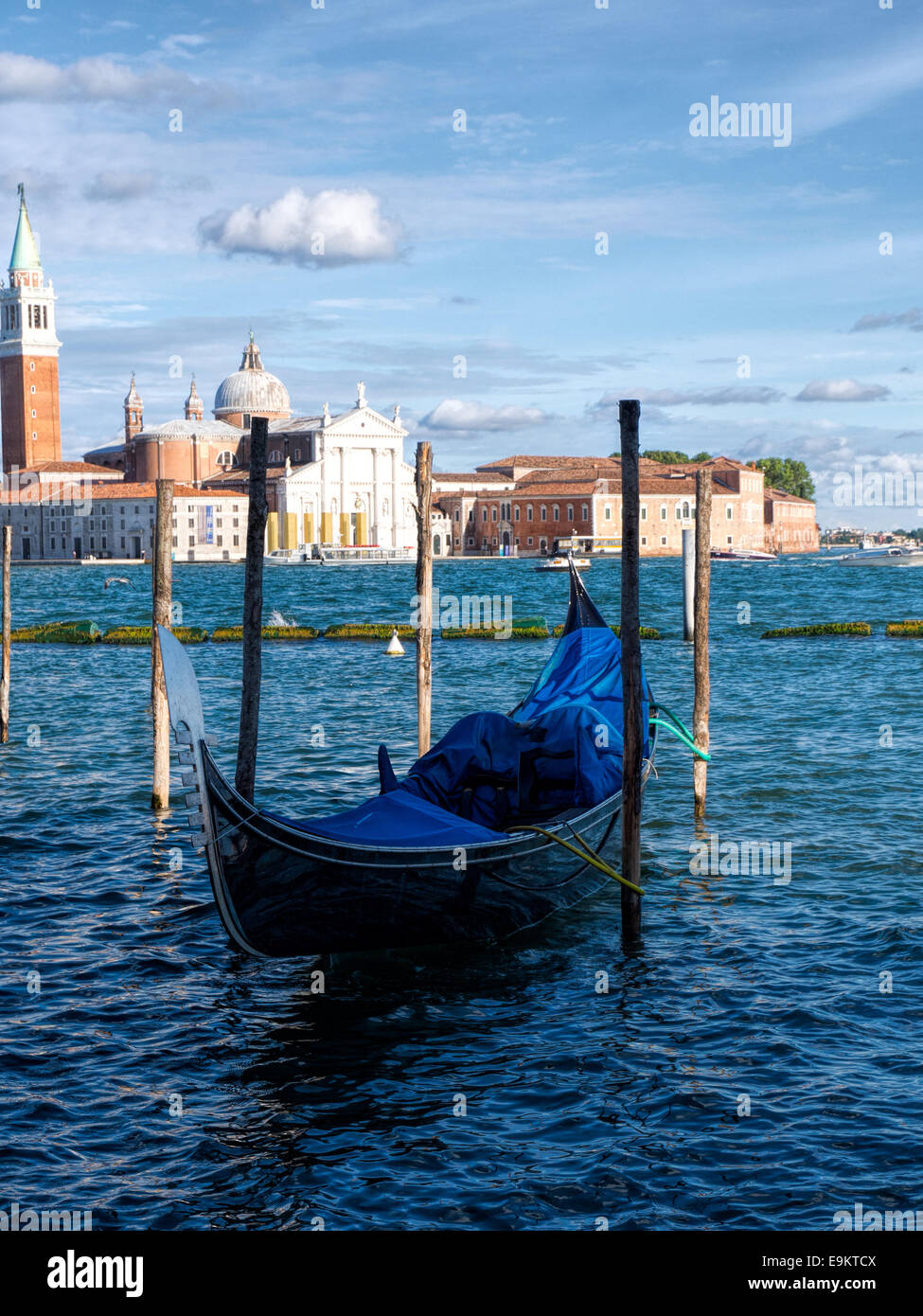 A single gondola in the Grand Canal in Venice, Italy Stock Photo - Alamy