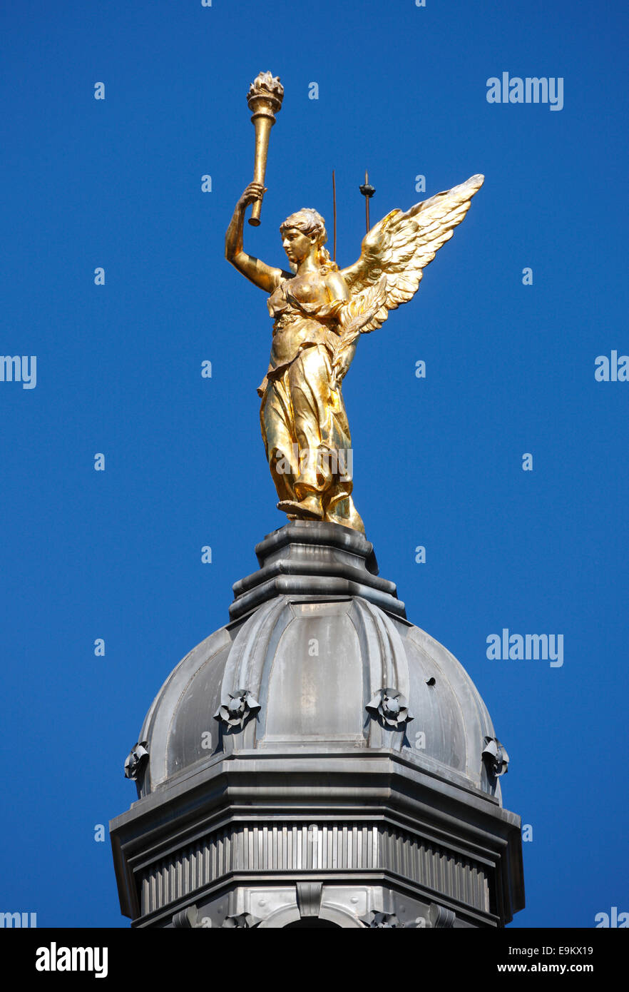Golden angel statue hires stock photography and images Alamy