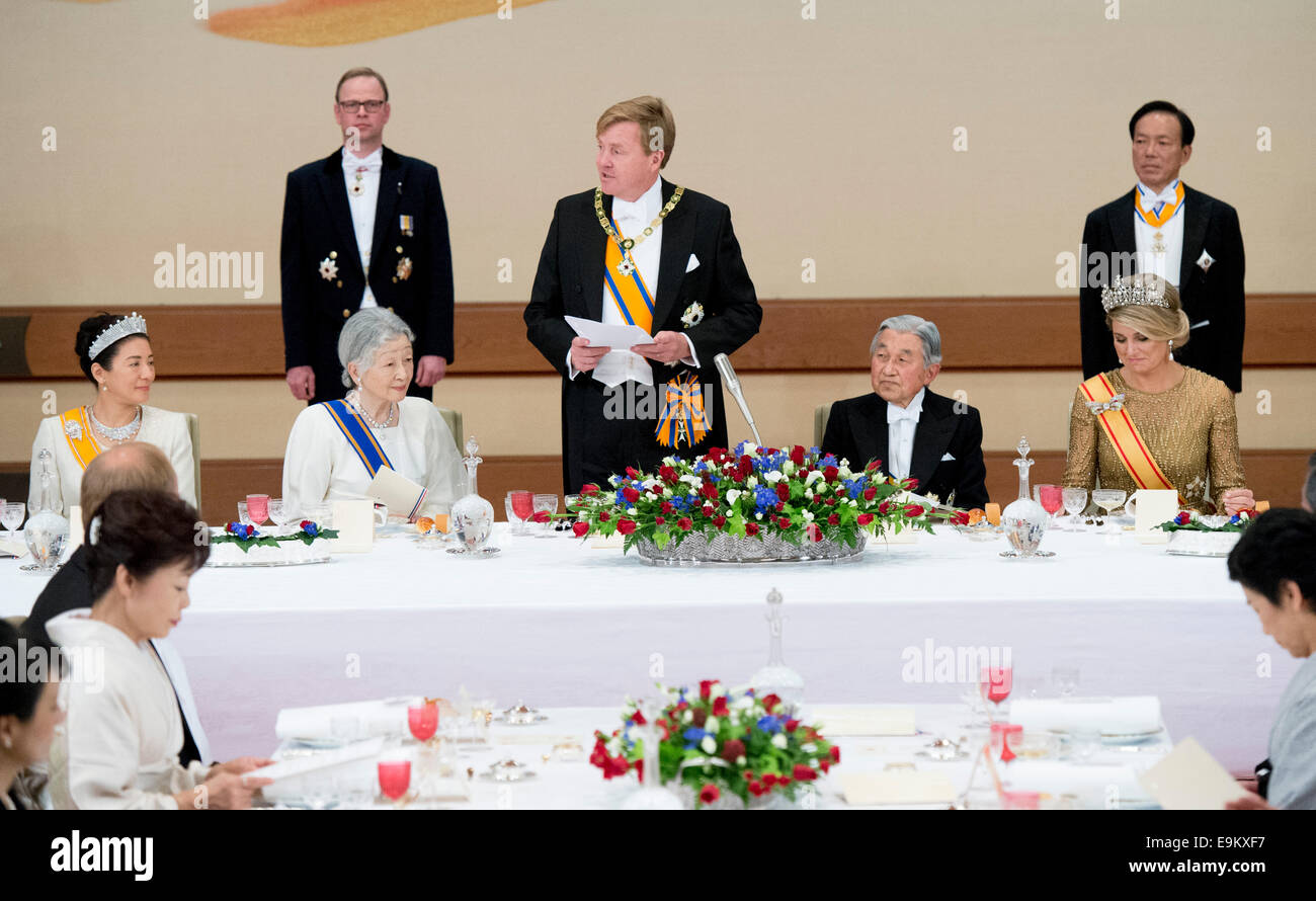 Tokyo, Japan. 29th Oct, 2014. Dutch King Willem-Alexander (C) and Queen Maxima (R), Japanese Emperor Akihito, Empress Michiko and Crown Princess Masako (L) during a State Dinner at the Imperial Palace in Tokyo, Japan, 29 October 2014. The Dutch King and Queen are on a four-day state visit to Japan. Photo: Patrick van Katwijk/NETHERLANDS AND FRANCE OUT NO WIRE SERVICE/dpa/Alamy Live News Stock Photo