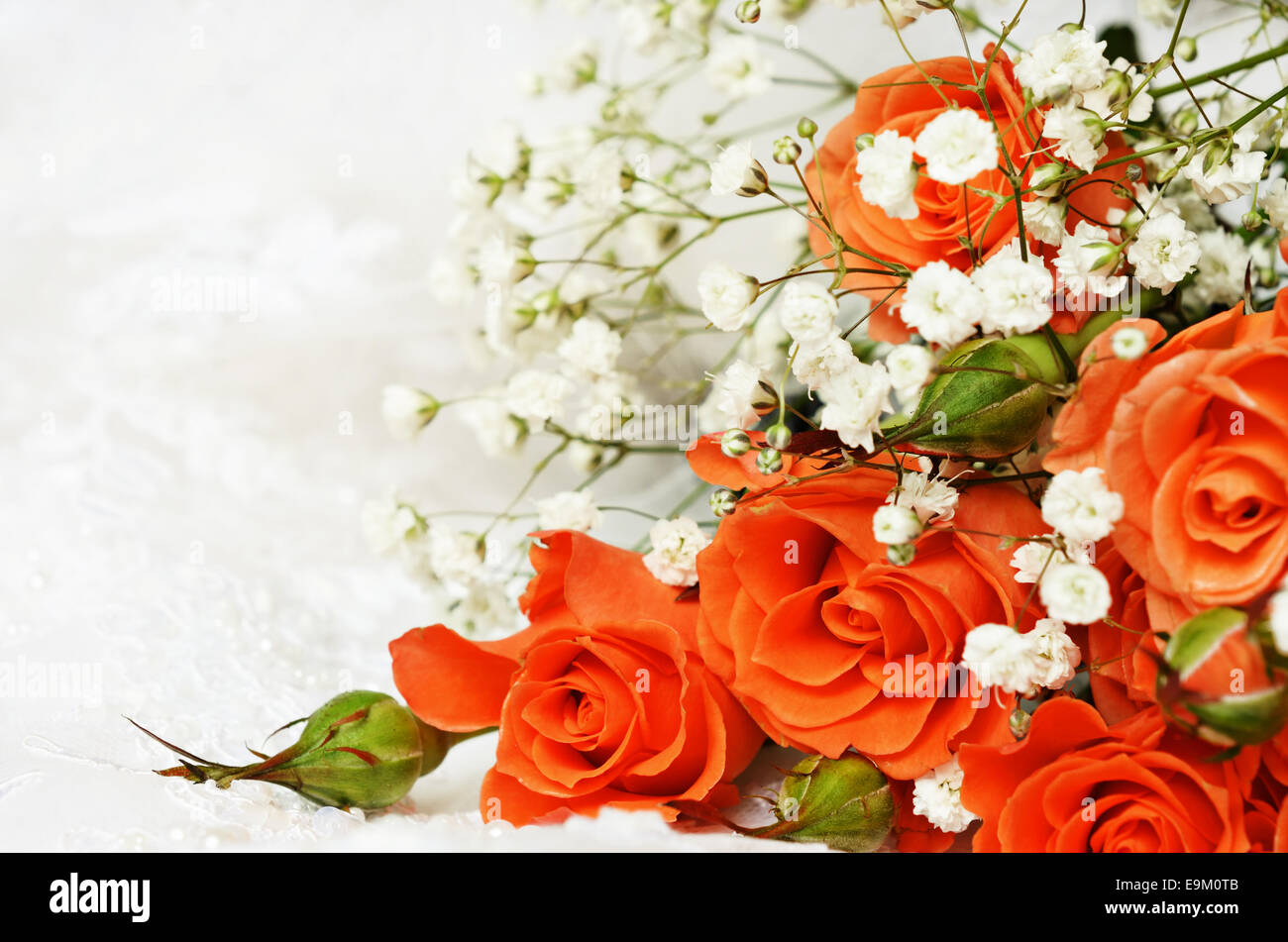 Những bông hoa hồng cam tinh tế và đẹp mắt được sắp xếp trên nền cưới trắng sẽ khiến bức ảnh của bạn trở nên thật tuyệt vời và đầy ý nghĩa. Hãy đắm chìm trong không gian lãng mạn và thần tiên của ngày cưới với ảnh của bạn.