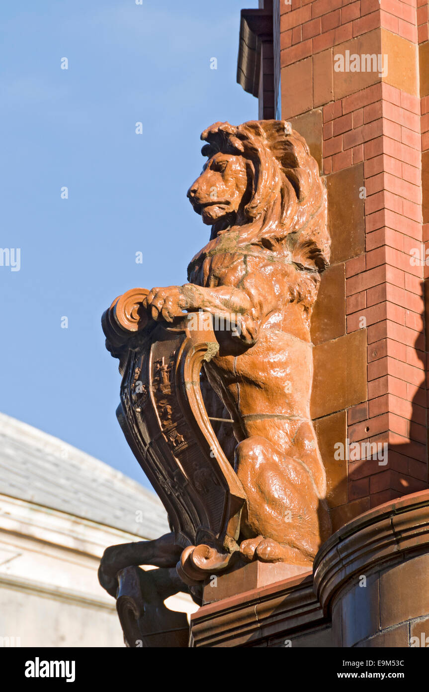 Terracotta lion with shield on the corner of the Midland Hotel.  Mount Street, Manchester, England, UK. Stock Photo
