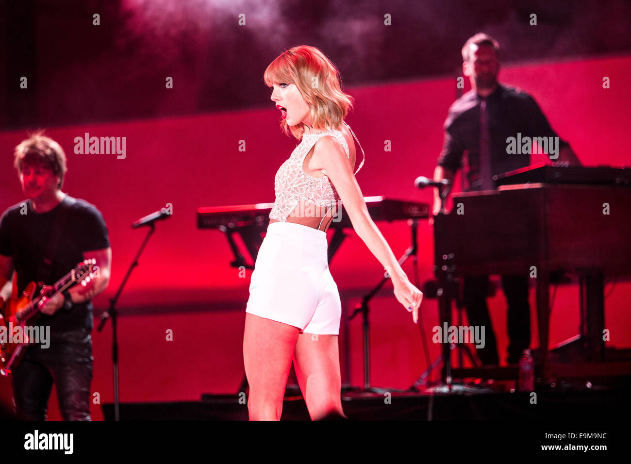 Oct 24 14 Los Angeles California U S Taylor Swift Live At The Hollywood Bowl Credit Image C Moses Namkung Zuma Wire Stock Photo Alamy