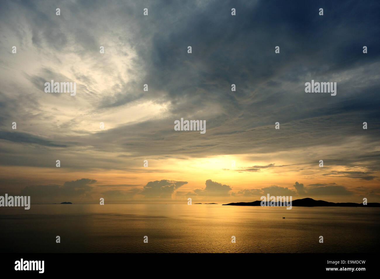 Sunset sky with clouds hi-res stock photography and images - Alamy